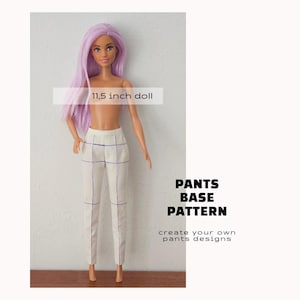Może przedstawiać: Lalka o wysokości 29,2 cm z długimi lawendowymi włosami, ubrana w kremowe spodnie w niebieską kratkę. Tekst na obrazku brzmi 11.5 inch doll, PANTS BASE PATTERN oraz create your own pants designs. Lalka ma opaloną karnację.