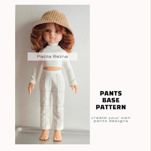Peut inclure: Une poupée aux cheveux auburn portant un bob beige, un haut court à manches longues blanc côtelé et un pantalon blanc avec un motif à carreaux noirs. Le texte Paola Reina, PANTS BASE PATTERN et create your own pants designs est visible.