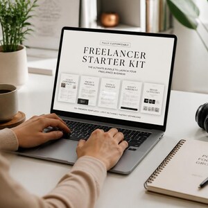 Peut inclure: Un &eacute;cran d'ordinateur portable affichant un kit de d&eacute;marrage pour freelance avec cinq mod&egrave;les de documents, dont un pack d'accueil client, une proposition de projet, une facture, un contrat de service et des directives de marque.