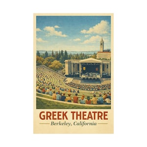 Könnte beinhalten: Vintage-Poster des Greek Theatre in Berkeley, Kalifornien. Das Bild zeigt einen Konzertsaal mit Publikum auf terrassierten Stufen, einer Bühne und einem Hintergrund aus Bäumen und blauem Himmel. Der Text lautet "Greek Theatre - Berkeley, California."