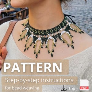 Può includere: Una collana girocollo di perline con un motivo geometrico in verde scuro, bianco e oro. Il design presenta una fascia superiore densa con forme a rombo e una frangia inferiore composta da anelli allungati a goccia di piccole perline.