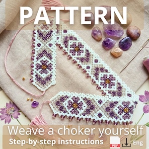 Op de afbeelding: Een kralen choker en armband met een bloemmotief in wit, paars en goud. Het woord "PATTERN" staat bovenaan. De tekst "Weave a choker yourself" en "Step-by-step instructions" staan onderaan.