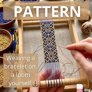 Puede incluir: Un telar de madera con una pulsera con estampado azul y dorado en proceso. El texto "PATTERN" está en la parte superior, con "Weaving a bracelet on a loom yourself" debajo. Cuencos con cuentas e hilo en el fondo.