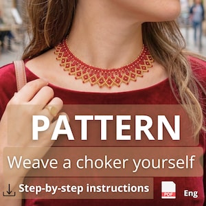 Può includere: Una collana girocollo di perline con un motivo geometrico a rombi in rosso e oro. La collana è composta da piccole perline uniformi disposte in un design a reticolo ripetitivo con un bordo inferiore smerlato.
