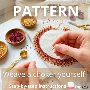 Peut inclure: Un collier ras-du-cou en perles rouges et dorées est en cours de fabrication. L'image affiche le mot « PATTERN » en haut, avec le texte « Weave a choker yourself » et « Step-by-step instructions » en bas. Des petits bols en bois contiennent des perles.