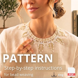 Op de afbeelding: Een wit en goudkleurig kralenketting met een complex geweven ontwerp en bungelende bladvormige elementen. De afbeelding bevat de tekst PATTERN Step-by-step instructions for bead weaving en een icoon voor een PDF-download.