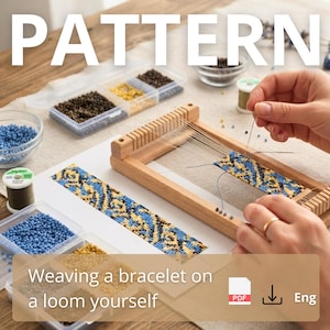 Puede incluir: Un telar de cuentas de madera con una pulsera de patrón azul y dorado parcialmente tejida. El conjunto incluye recipientes de plástico transparente con pequeñas cuentas, carretes de hilo y una aguja. El texto PATTERN y Weaving a bracelet on a loom yourself son visibles.