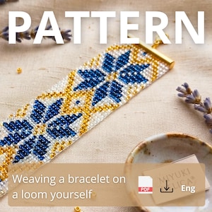 Puede incluir: Una pulsera de cuentas tejidas con un patrón floral repetitivo en cuentas de vidrio azul oscuro, oro metálico y blanco. La pulsera está terminada con un cierre de metal dorado. El texto PATTERN aparece en la parte superior, con texto adicional.