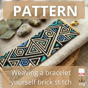 Puede incluir: Una pulsera de cuentas con un patrón geométrico en negro, crema, turquesa y azul claro. La pulsera tiene un cierre de metal dorado en un extremo. El texto PATTERN y Weaving a bracelet yourself brick stitch son visibles en la imagen.