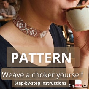 Op de afbeelding: Een close-up van een kralen choker ketting met een geometrisch patroon in bruin en wit. De afbeelding bevat de tekst "PATTERN" en "Weave a choker yourself". Stapsgewijze instructies zijn beschikbaar.