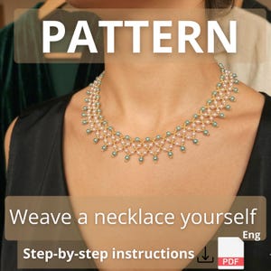 Könnte beinhalten: Eine Halskette mit Perlen in filigranem Design, mit kleinen Perlen und türkisfarbenen Akzenten. Das Bild enthält den Text "PATTERN" und "Weave a necklace yourself". Schritt-für-Schritt-Anleitungen sind verfügbar.