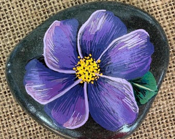 Piedra de río pintada a mano – Diseño de flores moradas