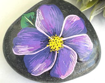 Pedra pintada com flor roxa | Pedra floral pintada à mão | Decoração de jardim | Arte em pedra inspirada na natureza | Presente exclusivo feito à mão