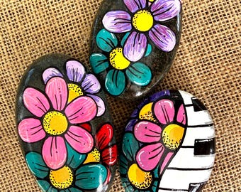 Rocas de flores pintadas a mano con teclas de piano - Decoración floral para el hogar, juego de 3