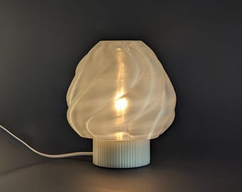 Lampada da tavolo con stampa 3D effetto seta ondulata – Moderna lampada da comodino color bianco perla