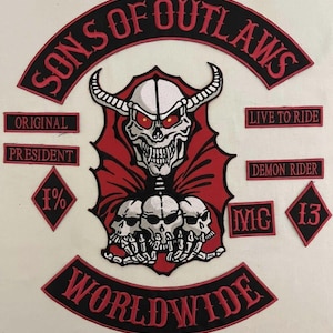 Puede incluir: Un conjunto de parches bordados con temática motera. El parche central presenta una calavera con cuernos y ojos rojos, rodeada por una capa roja. Otros parches incluyen textos como "SONS OF OUTLAWS" y "WORLDWIDE."