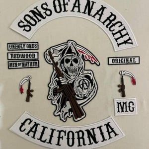Op de afbeelding: Een verzameling geborduurde patches met de woorden "Sons of Anarchy" en "California". De centrale patch toont een zeisdrager met een geweer. Extra patches: "Unholy Ones", "Redwood", "Men of Mayhem", "Original" en "MC".