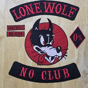 Puede incluir: Un conjunto de parches bordados en negro y rojo. El parche principal presenta la cabeza de un lobo de dibujos animados dentro de un círculo rojo. Las palabras "LONE WOLF" y "NO CLUB" están arqueadas arriba y abajo del lobo. Un pequeño parche dice "0%."