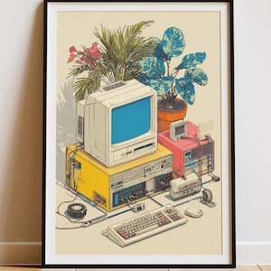 Op de afbeelding: Een ingelijste kunstdruk met een vintage computeropstelling met een witte monitor, gele basis en toetsenbord. Het kunstwerk bevat potplanten en een roze computer, wat een retro esthetiek creëert. De print staat tegen een neutrale achtergrond.