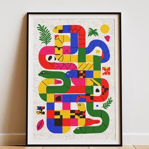Könnte beinhalten: Ein gerahmter Kunstdruck mit einem farbenfrohen, abstrakten Design von ineinander verschlungenen Schlangen. Die Schlangen bestehen aus geometrischen Formen in Rot, Gelb, Blau, Grün und Pink, mit dekorativen Elementen wie Blättern und einer Sonne.