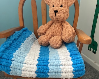 Orsetto di peluche lavorato a maglia grossa, ricordo da conservare