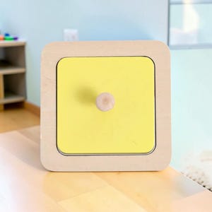 El rompecabezas de espejo Montessori es un juguete de madera con formas geométricas que convierte la práctica de la motricidad fina, la correspondencia geométrica y la reflexión en un descubrimiento tranquilo para los niños pequeños.