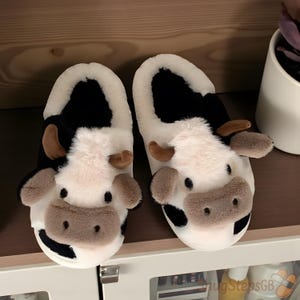 Pantuflas de vaca de peluche: cómodas pantuflas de casa con forma de animal, ideales para el invierno.