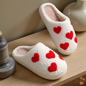Pantuflas de corazón esponjoso / Zapatillas de casa de felpa bordadas