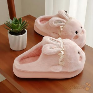 Pantuflas de peluche de conejito / Zapatillas de casa suaves con ribete de encaje