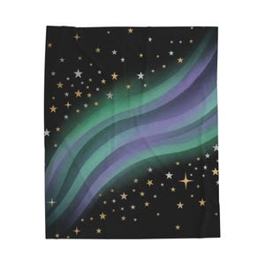 Puede incluir: Una manta rectangular con fondo negro y un patrón diagonal de ondas fluidas verdes y moradas. El diseño está acentuado con estrellas dispersas de cuatro y cinco puntas en tonos blanco, crema y amarillo pálido.
