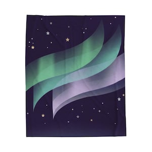 Op de afbeelding: Een rechthoekige plaid met een donkerblauwe achtergrond en een grafische print van groene en lichtpaarse noorderlichtgolven. Het ontwerp bevat verspreide kleine witte en lichtgele sterren tegen een achtergrond van de nachtelijke hemel.