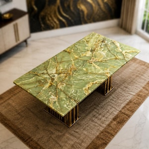 Mesa de comedor de ónix verde, muebles de mármol de lujo, tablero rectangular de piedra, base dorada, interior moderno, pieza única hecha a mano.