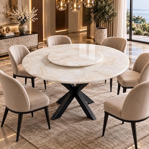 Pode incluir: Uma mesa de jantar redonda com tampo em padrão de mármore branco e bege, tabuleiro central giratório a condizer e base em metal preto em forma de X, rodeada por seis cadeiras estofadas em bege com costuras verticais e pernas escuras.