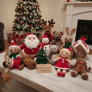 Può includere: Una collezione di ornamenti natalizi fatti a mano all'uncinetto, tra cui Babbo Natale, un pupazzo di neve, una renna, un orso, un coniglietto, un omino di pan di zenzero e una bambola. Un piccolo cartello recita "40+ Christmas Patterns". Un albero di Natale è sullo sfondo.
