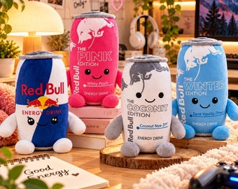Puede incluir: Cuatro peluches con forma de latas de bebida energética Red Bull en azul, rosa, blanco y azul claro. Cada peluche tiene una cara sonriente, brazos pequeños y piernas. Las latas están etiquetadas como Red Bull Energy Drink, The Pink Edition, The Coconut Edition y The Winter Edition, con textos de sabor específicos impresos.