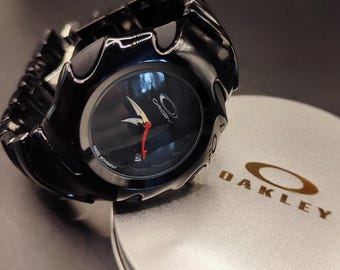 Reloj Oakley Blade Style: un reloj de pulsera futurista con diseño Y2K, esfera negra y un toque de sigilo.