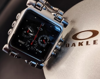 Oakley Minute Machine Chronograph - Reloj cuadrado de acero plateado, esfera negra, estilo Y2K