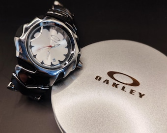 Reloj Oakley Blade Style: un reloj de pulsera plateado con un diseño futurista Y2K y esfera de flores