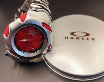 Reloj Oakley estilo Blade: reloj llamativo con esfera roja efecto rayos de sol futurista estilo Y2K y detalles en plata.