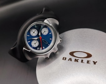 Reloj Oakley estilo Detonator – Cronógrafo blanco con esfera azul, estilo futurista Y2K.