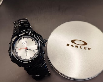 Reloj Oakley estilo Blade: reloj de pulsera llamativo con esfera plateada futurista negra estilo Y2K.