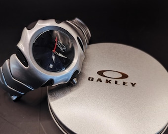 Reloj Oakley Blade Style: un reloj futurista Y2K con esfera de flores negras y plateado.