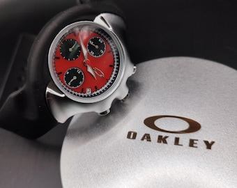 Reloj estilo Oakley Detonator: esfera de cronógrafo roja, caja plateada, reloj futurista Y2K.