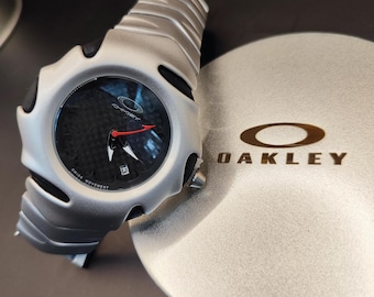Reloj Oakley Blade Style: un reloj de pulsera futurista con diseño Y2K, caja plateada y esfera de carbono.
