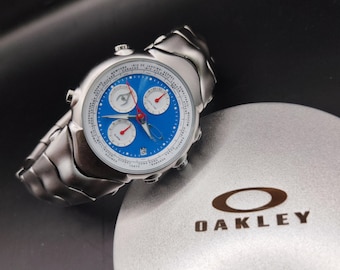 Reloj Oakley estilo GMT: reloj de colección futurista con esfera azul estilo Y2K y función de hora mundial.