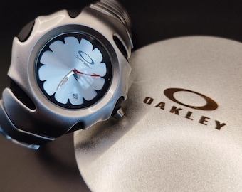 Reloj Oakley Style Futuristic: caja plateada esculpida y esfera con diseño floral Y2K