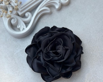 Broche de rosa de satén negro – Broche de flor de satén real hecho a mano (11 cm)