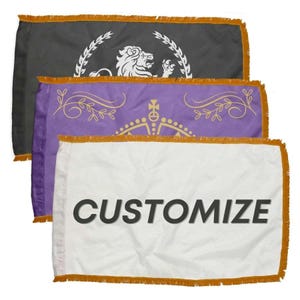 Peut inclure: Trois drapeaux rectangulaires avec une frange dorée. Le drapeau supérieur est gris foncé avec un lion blanc et un motif de couronne de laurier. Le drapeau du milieu est violet avec une couronne dorée et un motif floral. Le drapeau inférieur est blanc avec le mot "CUSTOMIZE" en noir.