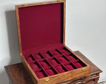 Caja de madera grabada a medida para relojes / Organizador de relojes forrado de terciopelo