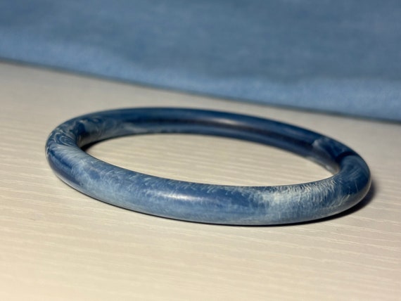 Vintage Lucite bangle bracelet, denim blue and wh… - image 3